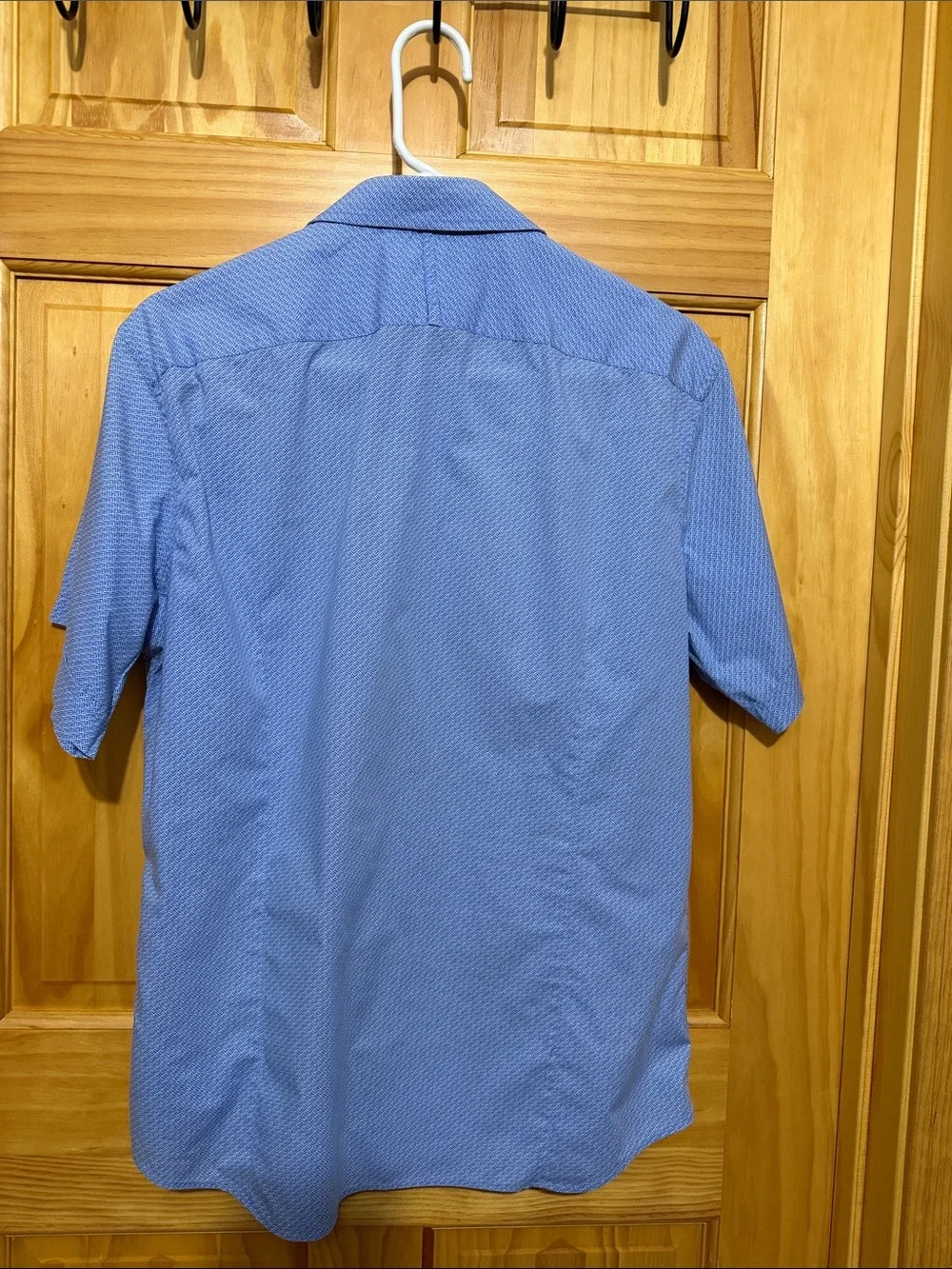 Banana Republic Mens Light Blue with White Geometric Pattern-Short Sleeve Shirt.